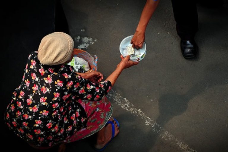 bersedekah kepada orang miskin